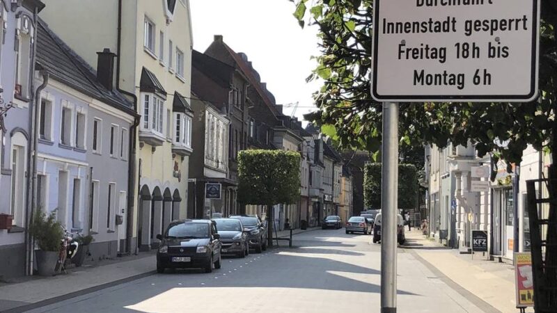 Wochenend-Durchfahrverbot aufgehoben: Rat gewährt freie Fahrt durch Rheinbergs City