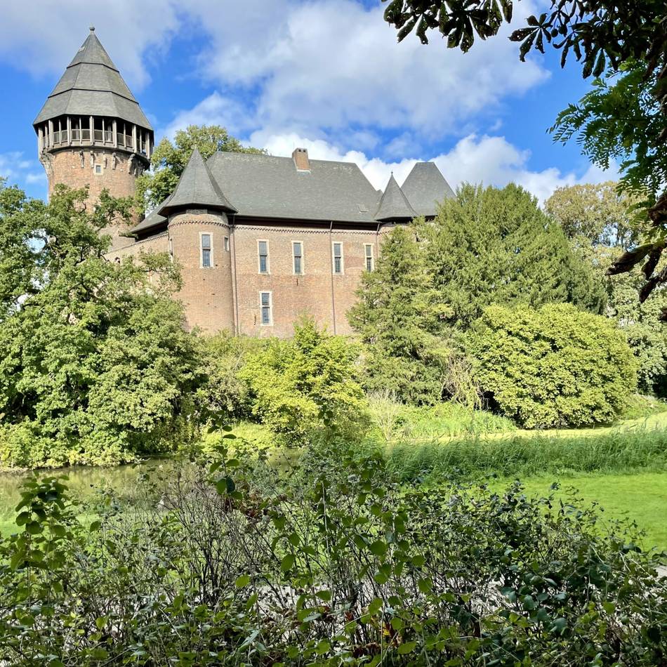 Kinderbetreuung in Krefeld: Auf Burg Linn werden Mädchen und Jungen zu Bildhauern