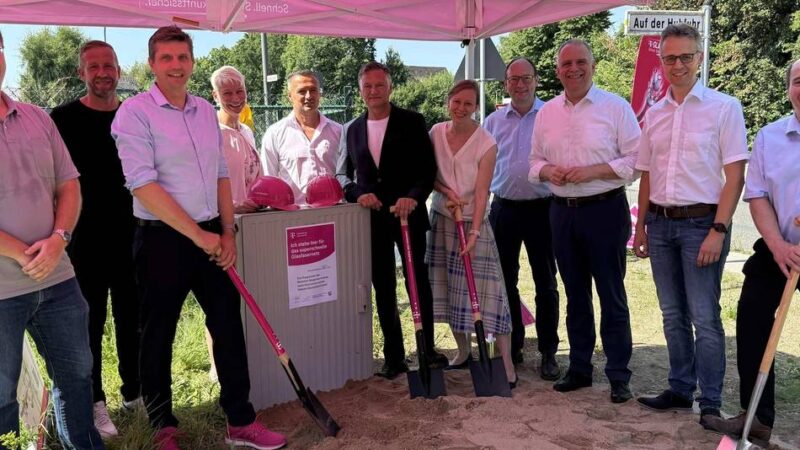 Schnelles Internet im Rheinisch-Bergischen Kreis: Spatenstich eröffnet Bauphase in Gewerbegebieten