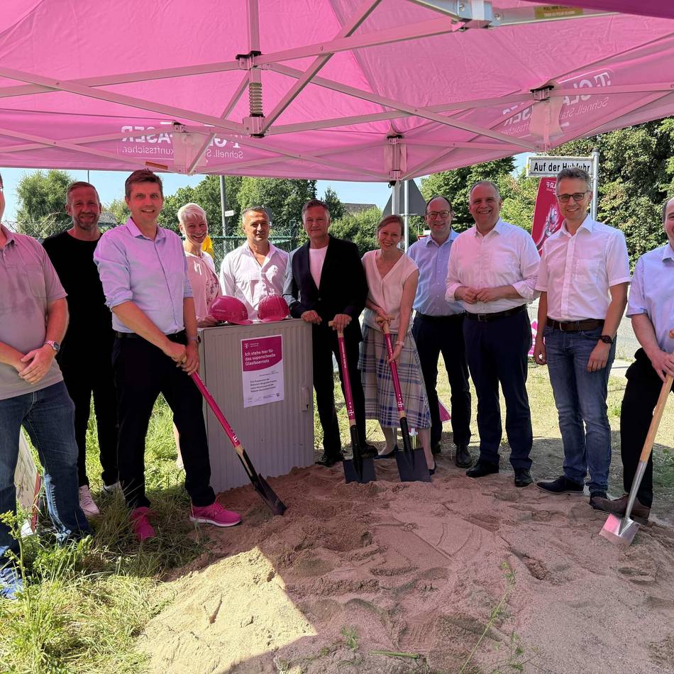 Schnelles Internet im Rheinisch-Bergischen Kreis: Spatenstich eröffnet Bauphase in Gewerbegebieten
