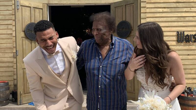 Natalie und William heirateten bei Parookaville: Trauzeuge Roberto unterschreibt den „Blanco Scheck“ bei Parookaville