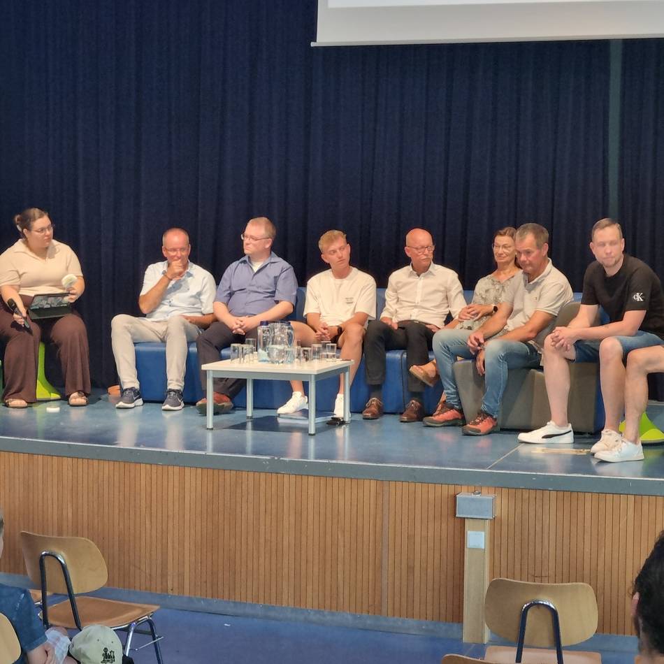 Podiumsdiskussion in Jüchen: Schultoiletten, eine bessere Busverbindung – und Friedrich Merz