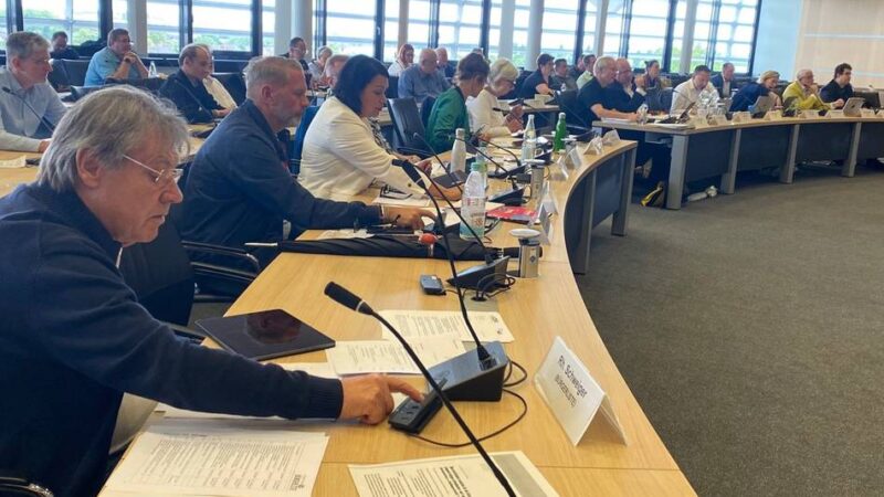 Debatte im Leverkusener Rathaus: Stadtrat vertagt Haushaltsbeschluss