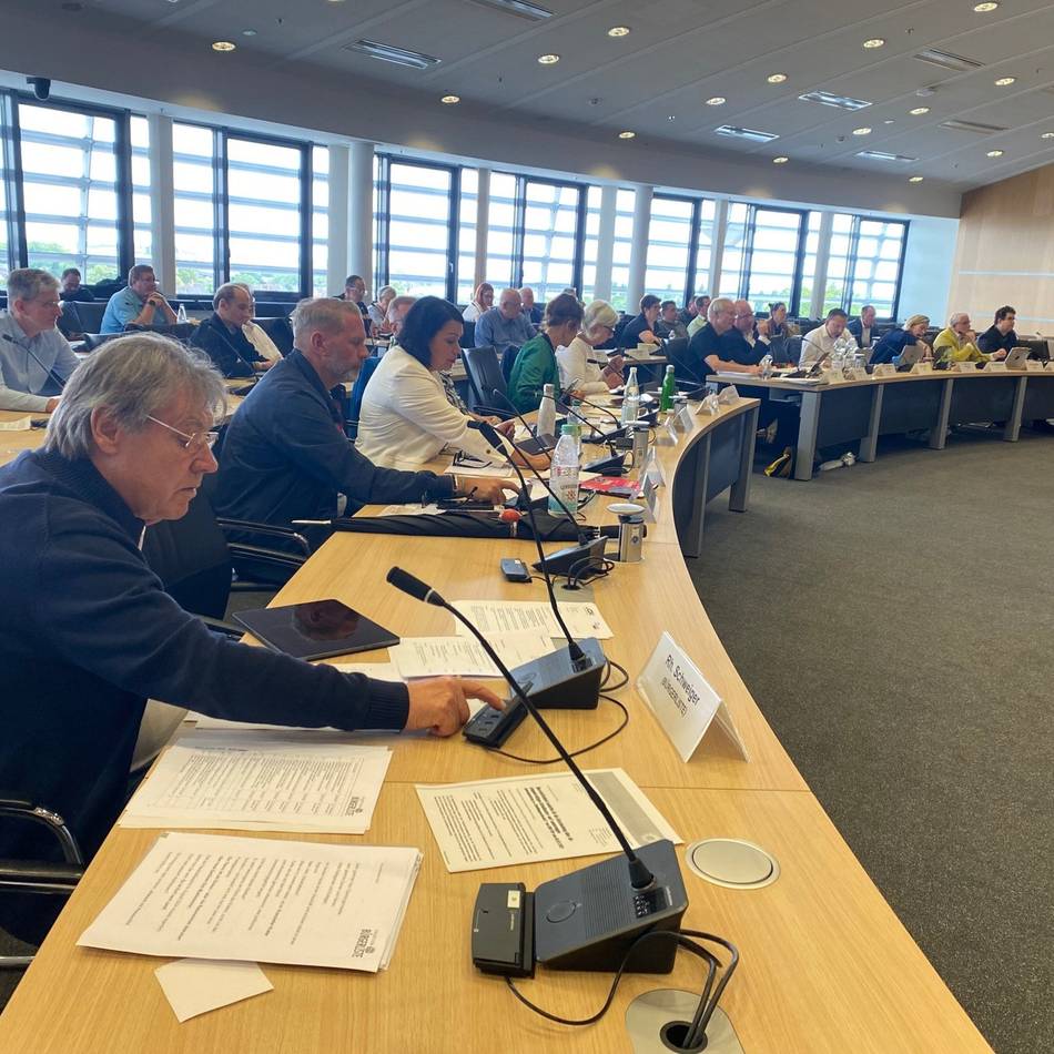 Debatte im Leverkusener Rathaus: Stadtrat vertagt Haushaltsbeschluss