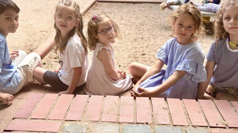Spielgeräte, Müll, scharfe Kanten: Eltern kritisieren „verwahrlosten Spielplatz“ am Rochusmarkt