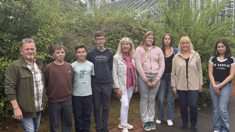 WsH unterstützt Realschule Hückeswagen: Dank weißer und blauer Hyazinthen gibt’s 500 Euro für das Jubiläumsjahr