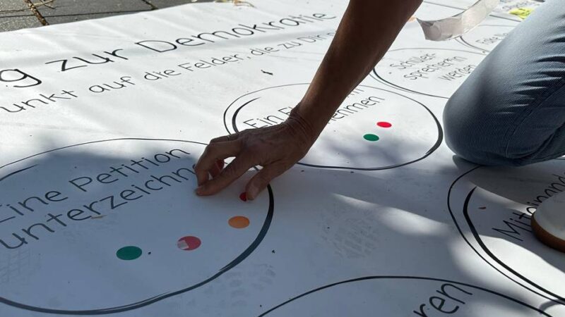 Aktionstag zur Demokratie in Langenfeld: „Demokratie passiert auf der Straße“