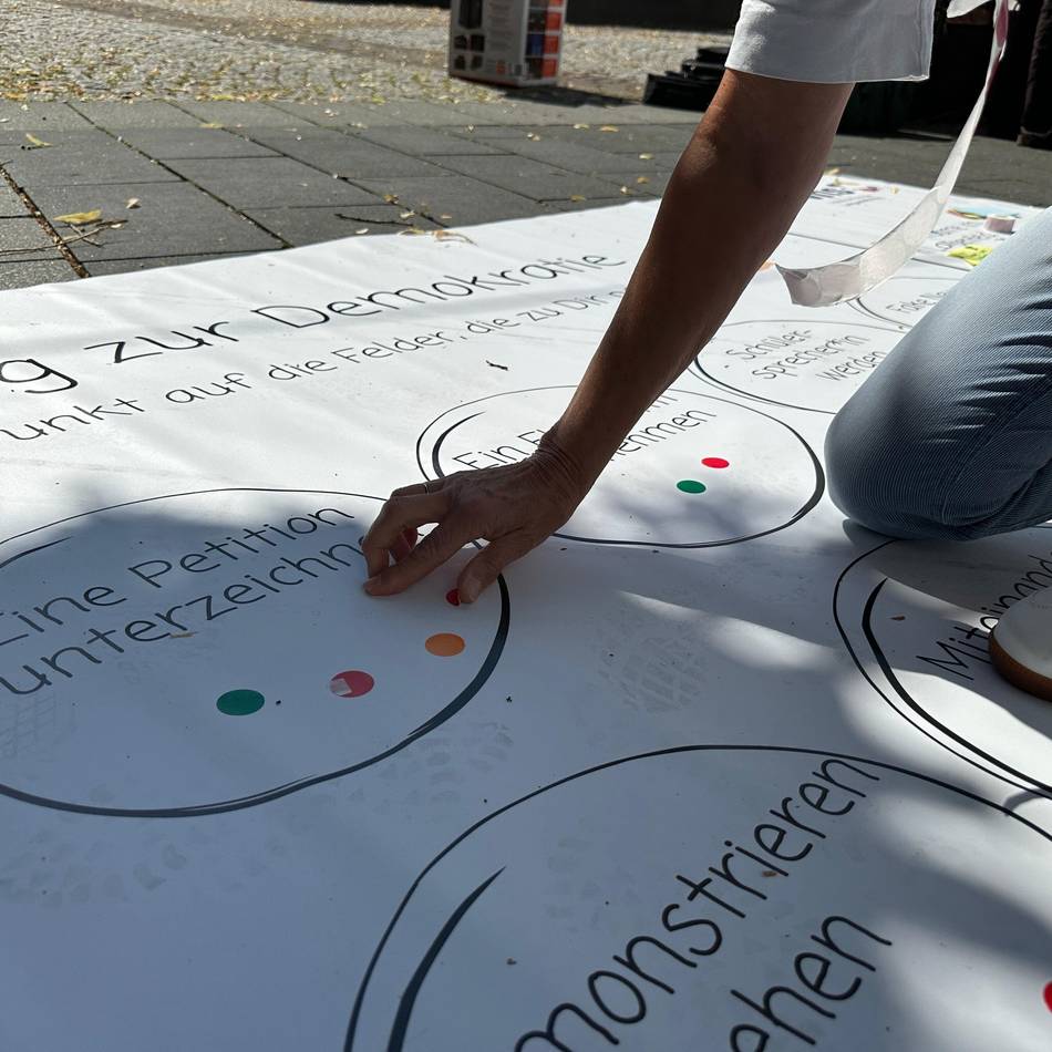 Aktionstag zur Demokratie in Langenfeld: „Demokratie passiert auf der Straße“