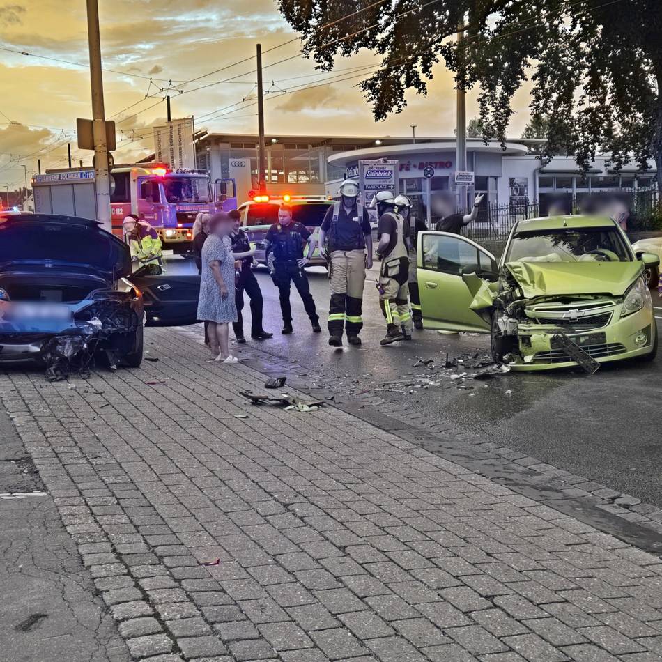 Sachschaden rund 28.000 Euro: BMW-Fahrer (19) verliert Kontrolle über Fahrzeug – zwei Verletzte bei schwerem Unfall in Solingen