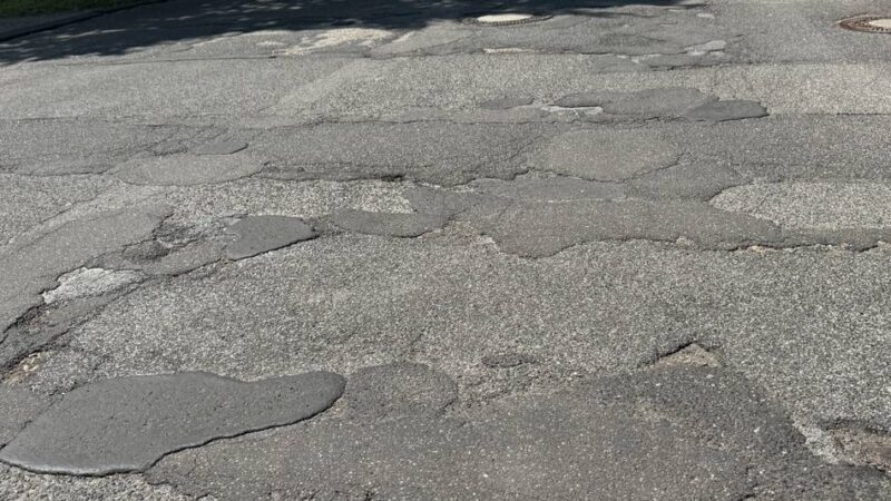 Risse, Schlaglöcher und Kanalbauarbeiten: Bürger fordert Sanierung der Volksgartenstraße