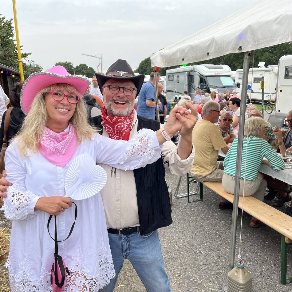 Für Gäste und Gocher: Wohnmobilisten genießen Sommerabend bei Countrymusik