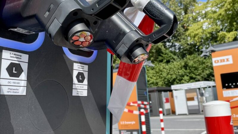 Geringer Ertrag – hoher Sachschaden: Ladekabel-Diebe in Wermelskirchen aktiv