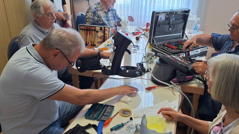 Repair Café Holt feiert Einjähriges: „Diese Truppe findet den Fehler immer“