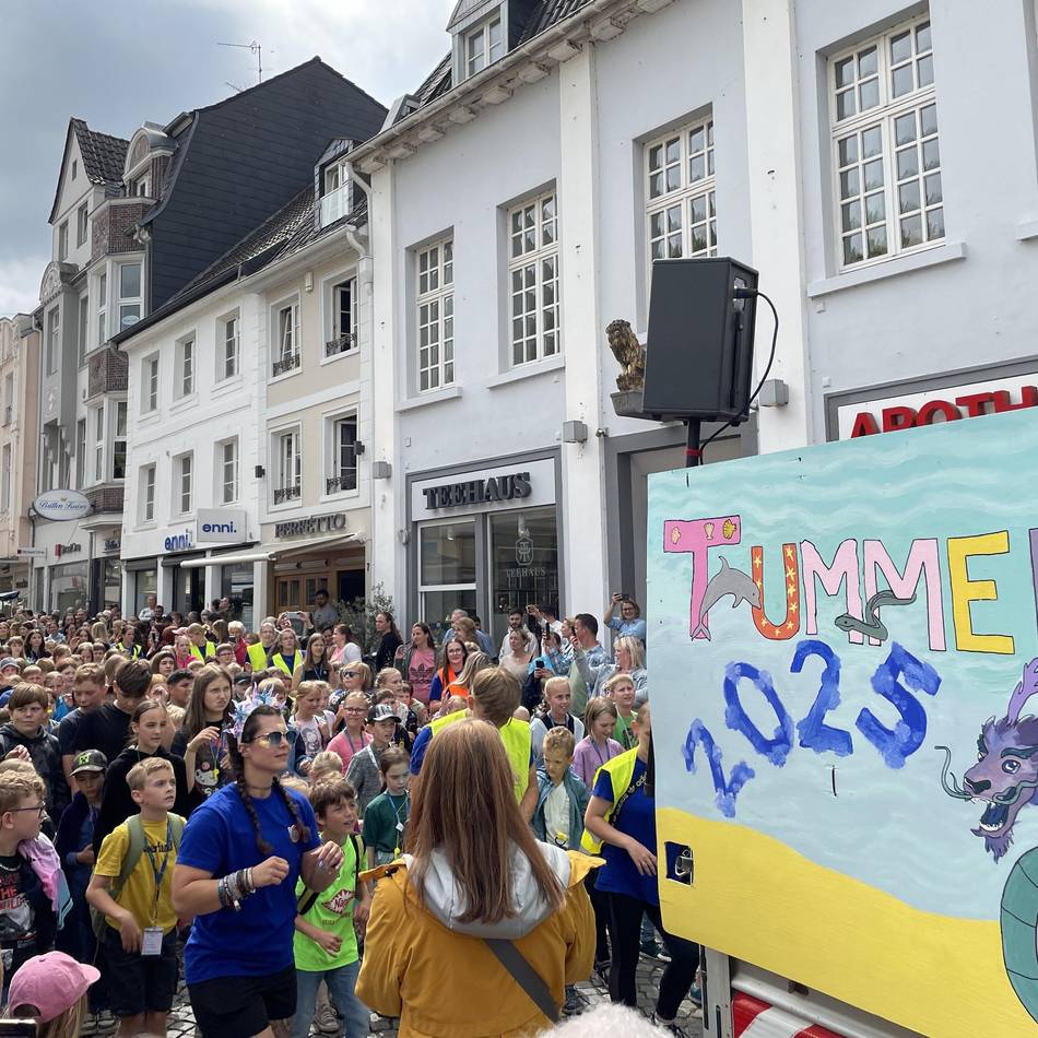Tummelferien in Moers: Fröhliche Kidsparade zieht durch die Innenstadt