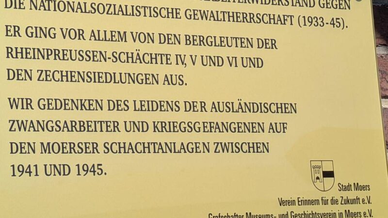 Sichtbares Mahnmal: Zwei Jahre nach Diebstahl – besondere Gedenktafel in Moers ersetzt