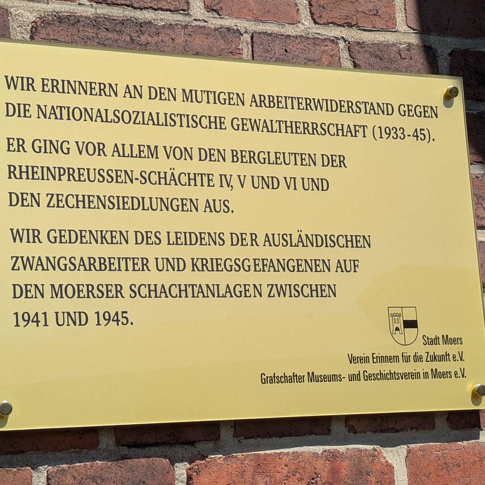Sichtbares Mahnmal: Zwei Jahre nach Diebstahl – besondere Gedenktafel in Moers ersetzt
