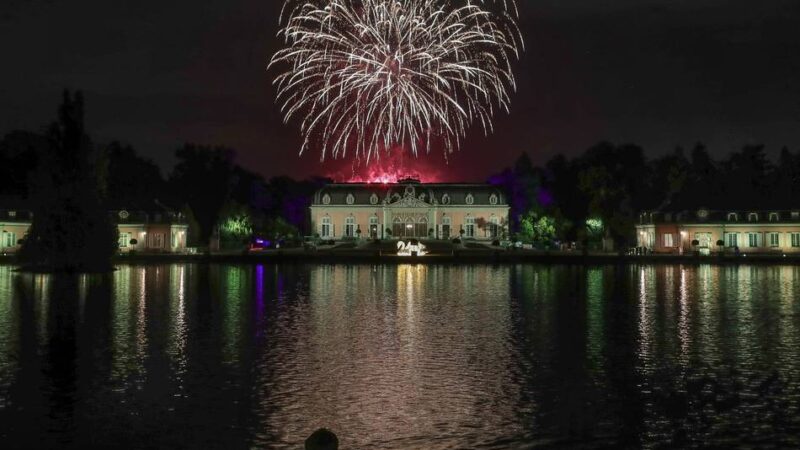 Die Bilder vom Abend: Lichterfest verzaubert Schloss Benrath mit Wasserspielen und Feuerwerk