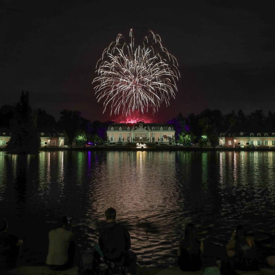 Die Bilder vom Abend: Lichterfest verzaubert Schloss Benrath mit Wasserspielen und Feuerwerk