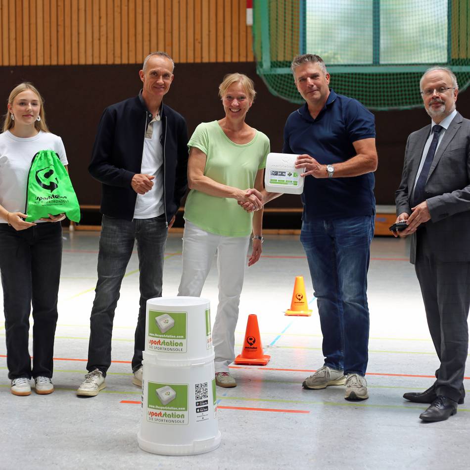 Am Gymnasium Marienberg in Neuss: Zahnarzt sammelte Zahngold-Spenden für Sportstation