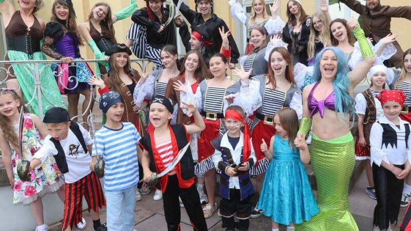 Kostenfreies Spektakel in Leverkusen: Tänzer und Piraten im Schlosspark