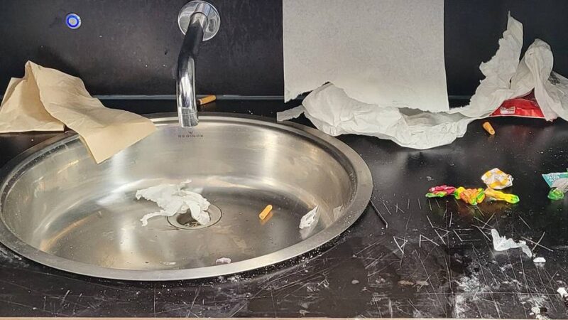 Einzige öffentliche Anlage in Rheydter City: Verdreckte Öko-Toilette „mit Worten nicht zu beschreiben“
