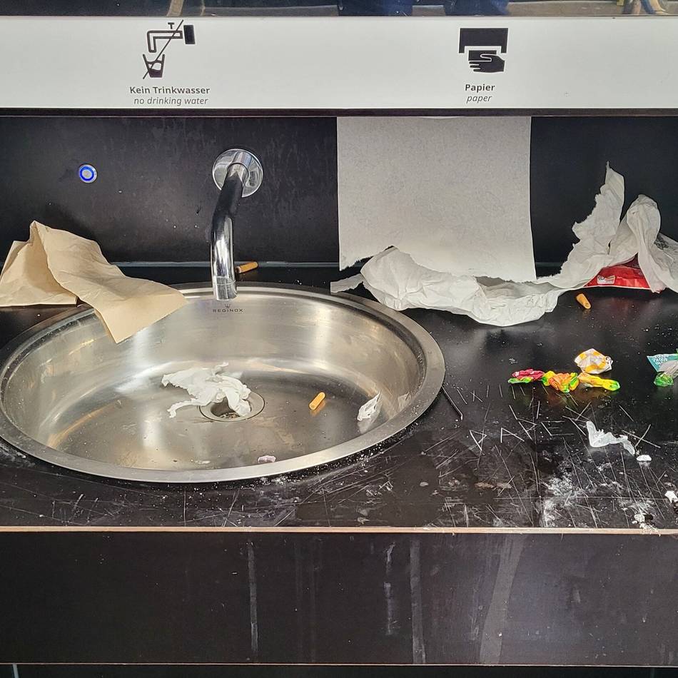 Einzige öffentliche Anlage in Rheydter City: Verdreckte Öko-Toilette „mit Worten nicht zu beschreiben“