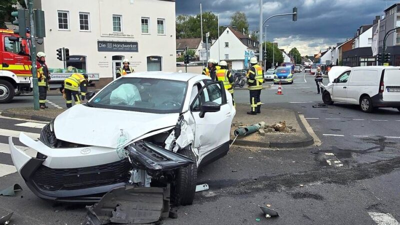 Unfall in Leverkusen: Auto und Kleinlaster kollidieren auf Kreuzung