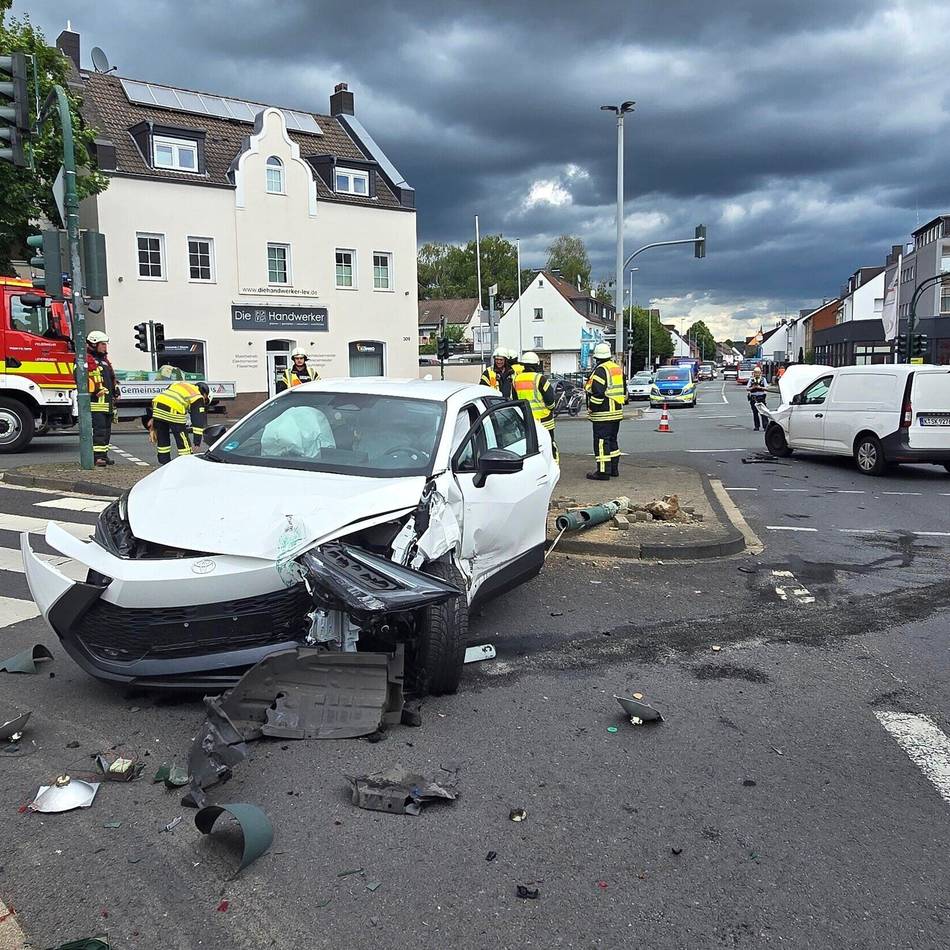 Unfall in Leverkusen: Auto und Kleinlaster kollidieren auf Kreuzung