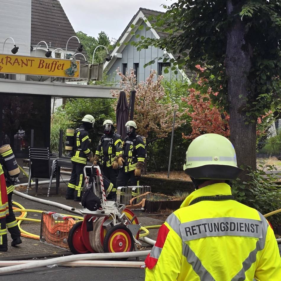 Einsatz in Leverkusen: Feuerwehr löscht Brand im China-Restaurant