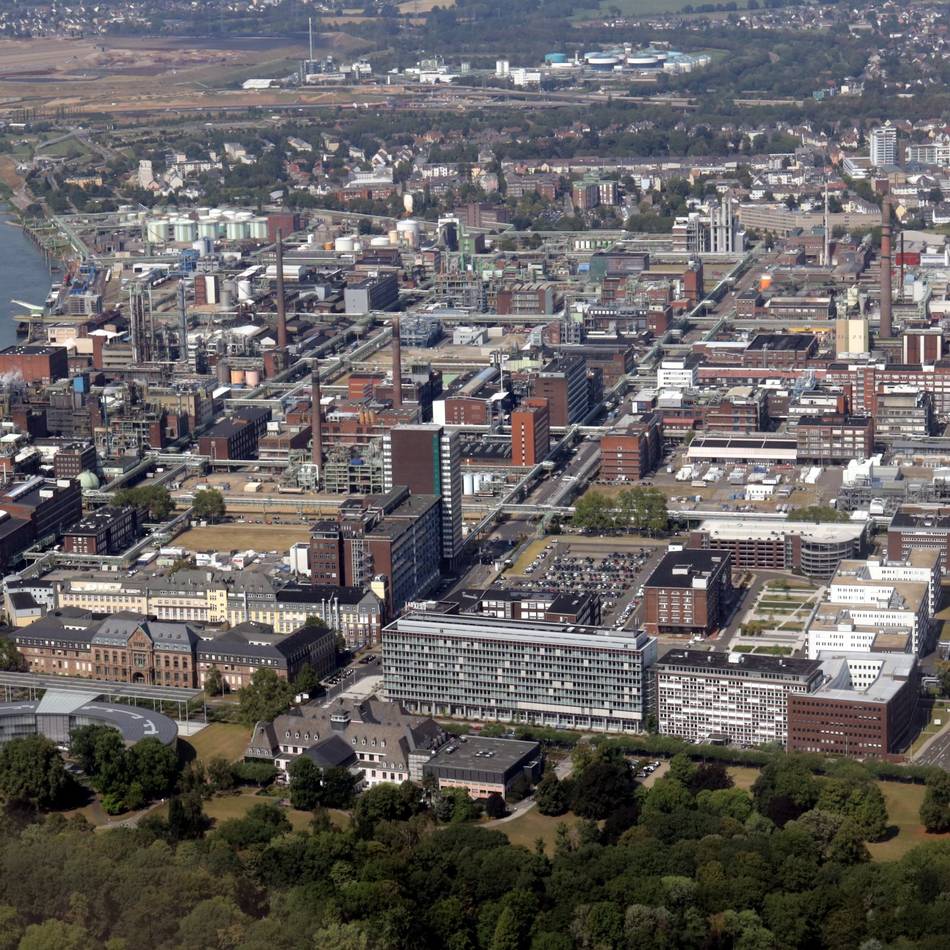 Produktaustritt im Chempark Leverkusen: Pigmente aus Betrieb sorgen für weißen Rhein