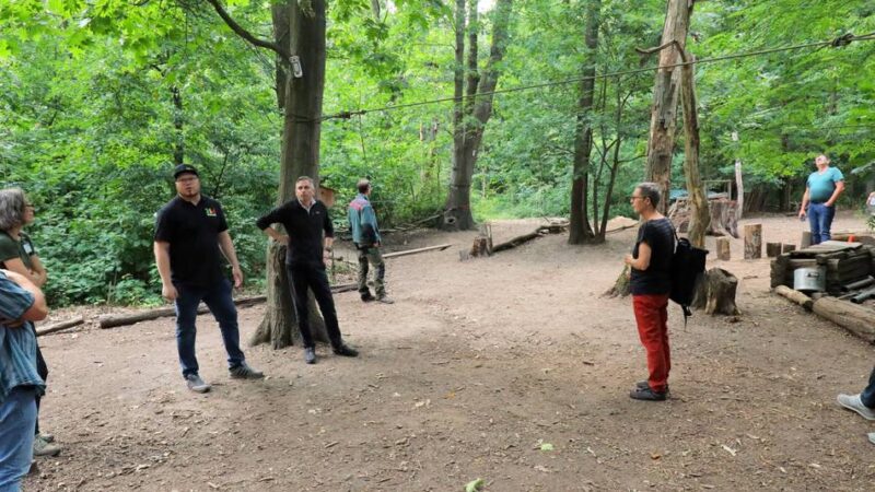 Waldspaziergang mit Sascha van Beek (CDU): Wolkenbruch erwischt Tross mitten im Wald