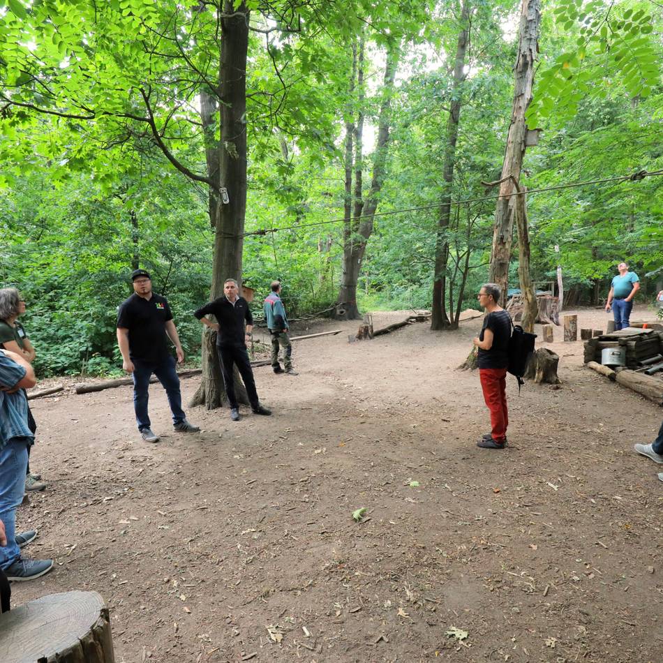 Waldspaziergang mit Sascha van Beek (CDU): Wolkenbruch erwischt Tross mitten im Wald