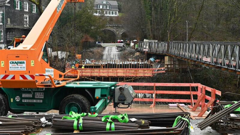 Baumaßnahme in Dahlhausen: Neue Wupperbrücke soll bis 1. August fertig sein