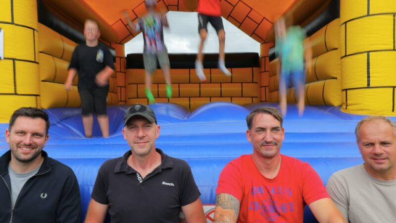 Hüpfburgen-Festival in Rheinberg-Alpsray: Hüpfen statt schießen bei St. Nepomuk
