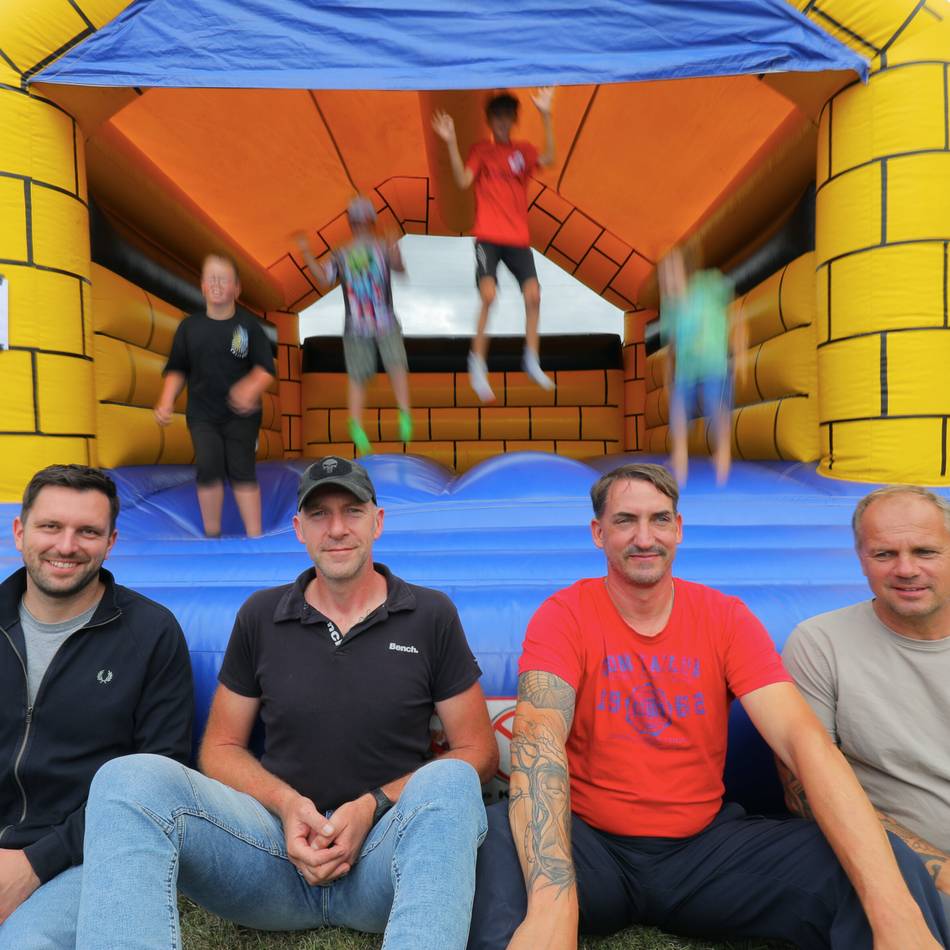 Hüpfburgen-Festival in Rheinberg-Alpsray: Hüpfen statt schießen bei St. Nepomuk
