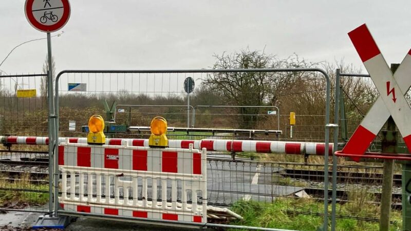 Posse um gesperrten Bahnübergang in Neuss: Nächste Verzögerung im Eselspfad-Dilemma