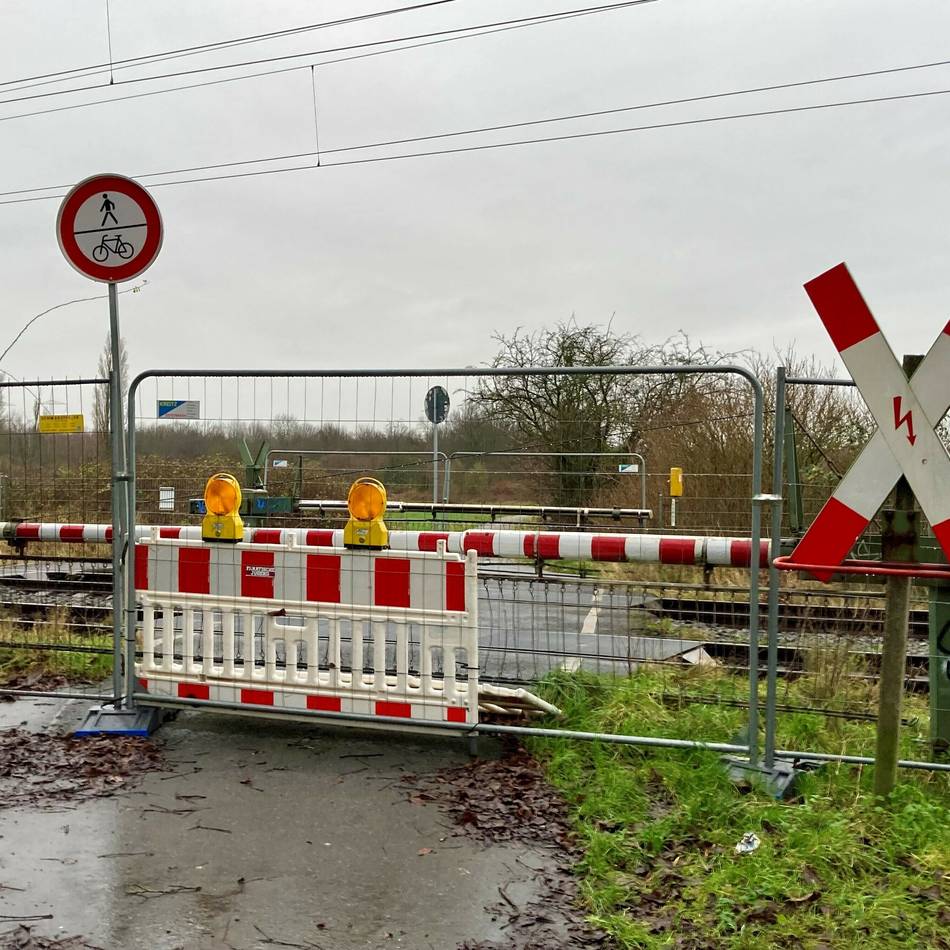 Posse um gesperrten Bahnübergang in Neuss: Nächste Verzögerung im Eselspfad-Dilemma