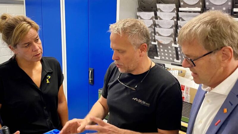 NRW-Ministerin in den Radevormwalder Wupperorten: Mona Neubaur besucht Dahlerauer Betrieb