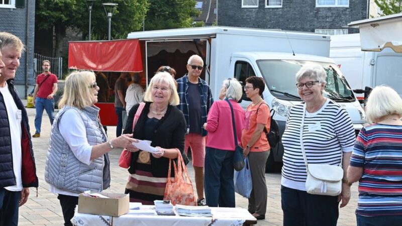 Heimat- und Verkehrsverein Radevormwald auf dem Wochenmarkt: Mitglieder suchen dringend aktive Ehrenamtler