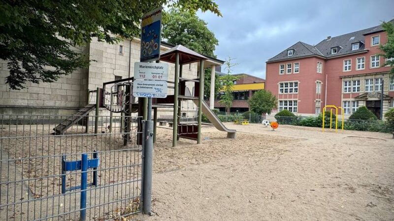 Drogenkonsum an Neusser Kinderspielplatz: „Sie sitzen direkt nebenan und ziehen sich etwas mit einem Röhrchen durch die Nase“