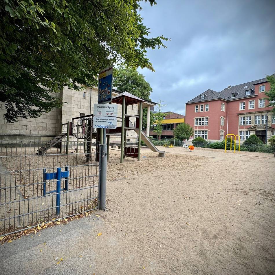 Drogenkonsum an Neusser Kinderspielplatz: „Sie sitzen direkt nebenan und ziehen sich etwas mit einem Röhrchen durch die Nase“