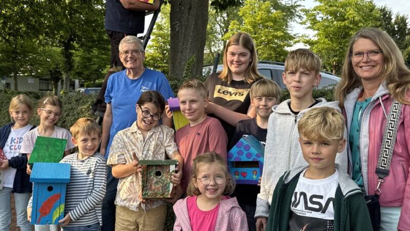 Kisten wurden von Kindern bemalt: Nabu hängt Nistkästen am Xantener Friedhof auf