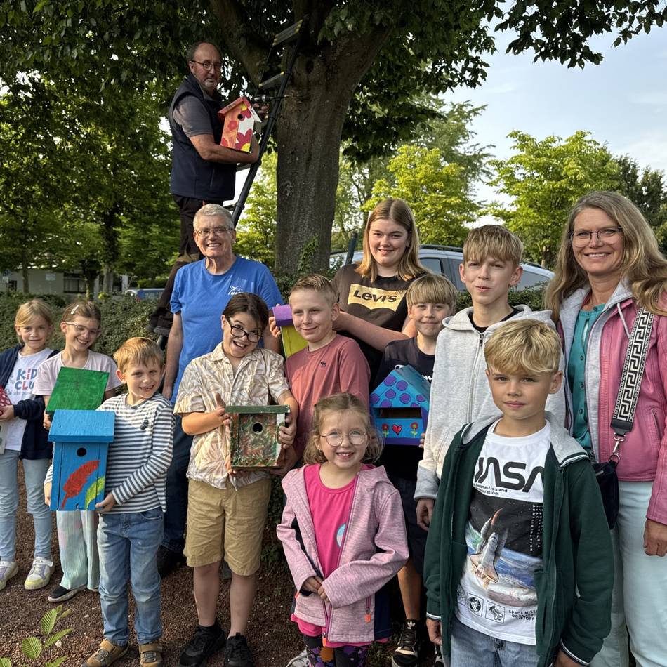 Kisten wurden von Kindern bemalt: Nabu hängt Nistkästen am Xantener Friedhof auf