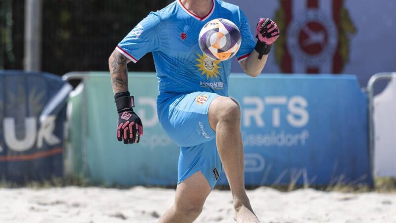Erfolgreich im Strandfußball : Budberg-Torhüter Marius Ebener ist Deutscher Pokalsieger