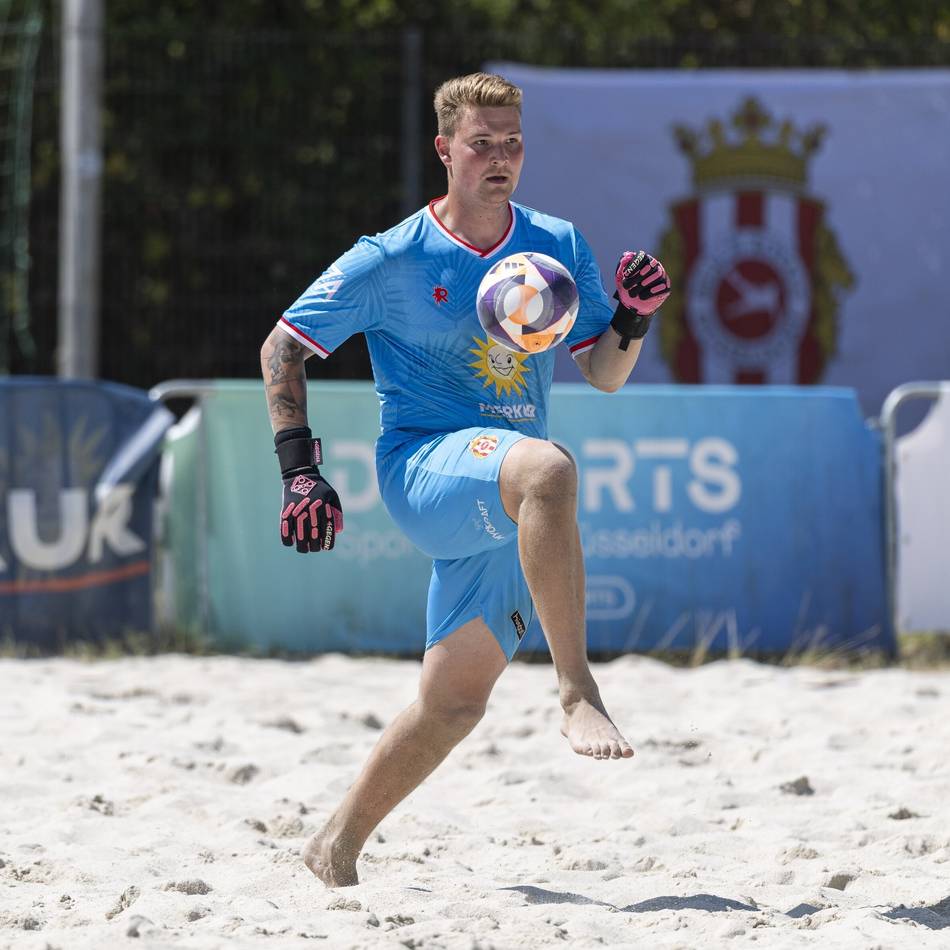 Erfolgreich im Strandfußball : Budberg-Torhüter Marius Ebener ist Deutscher Pokalsieger