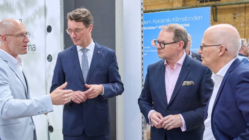 Wirtschaft in Radevormwald: Ministerpräsident und Oberbürgermeister bei Gira zu Gast