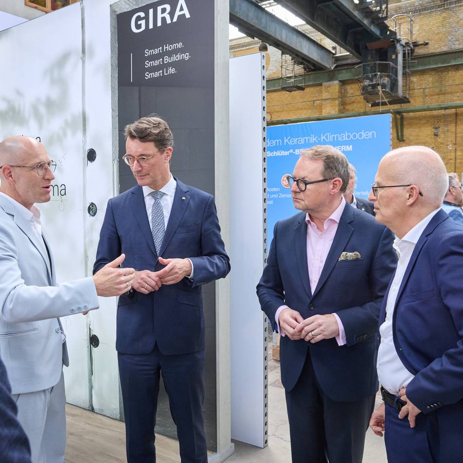 Wirtschaft in Radevormwald: Ministerpräsident und Oberbürgermeister bei Gira zu Gast