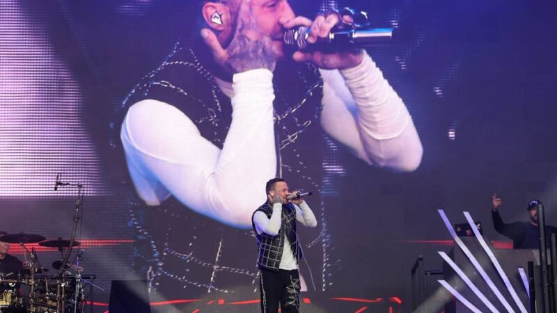 Rap-Konzert im Sparkassenpark Mönchengladbach: Kontra K spielt mit den Klischees – und begeistert so Tausende