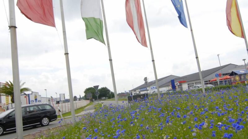 Fahrradanhänger in Kevelaer kippt um: Baby bei Unfall schwer verletzt – Autofahrer fährt einfach weiter