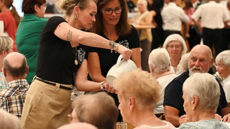 Hückeswagener Senioren-Kaffeetrinken: Ein Schützenfest-Auftakt im Festzelt „mit Herz“